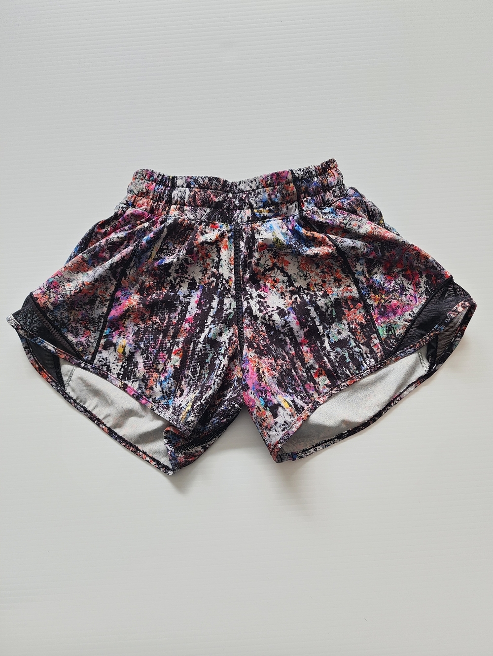 Lululemon Sz 0 Hotty Hot Short II 4" Vitalize Multi Black EUC